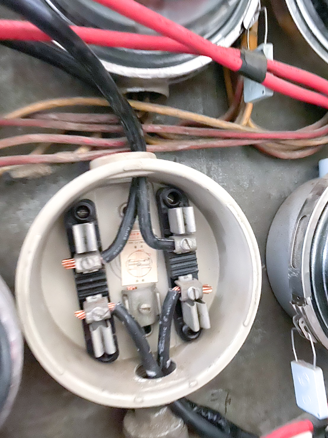 老屋電表箱內舊線路與接點整理前的近照
