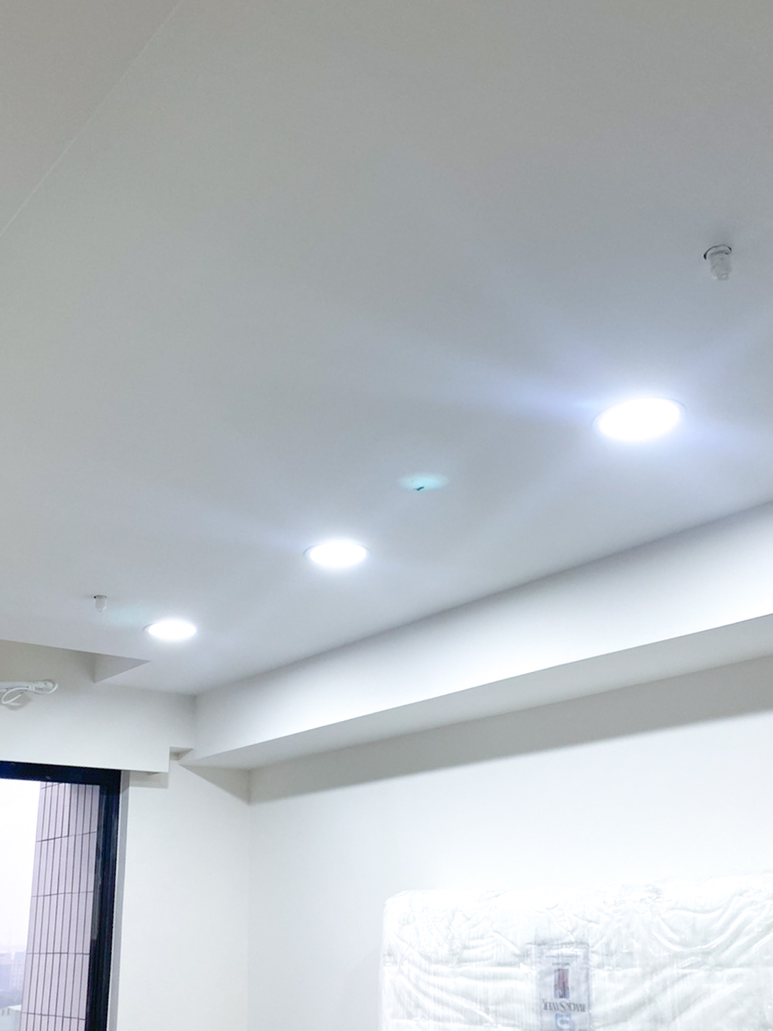 室內天花板 LED 崁燈安裝完成照